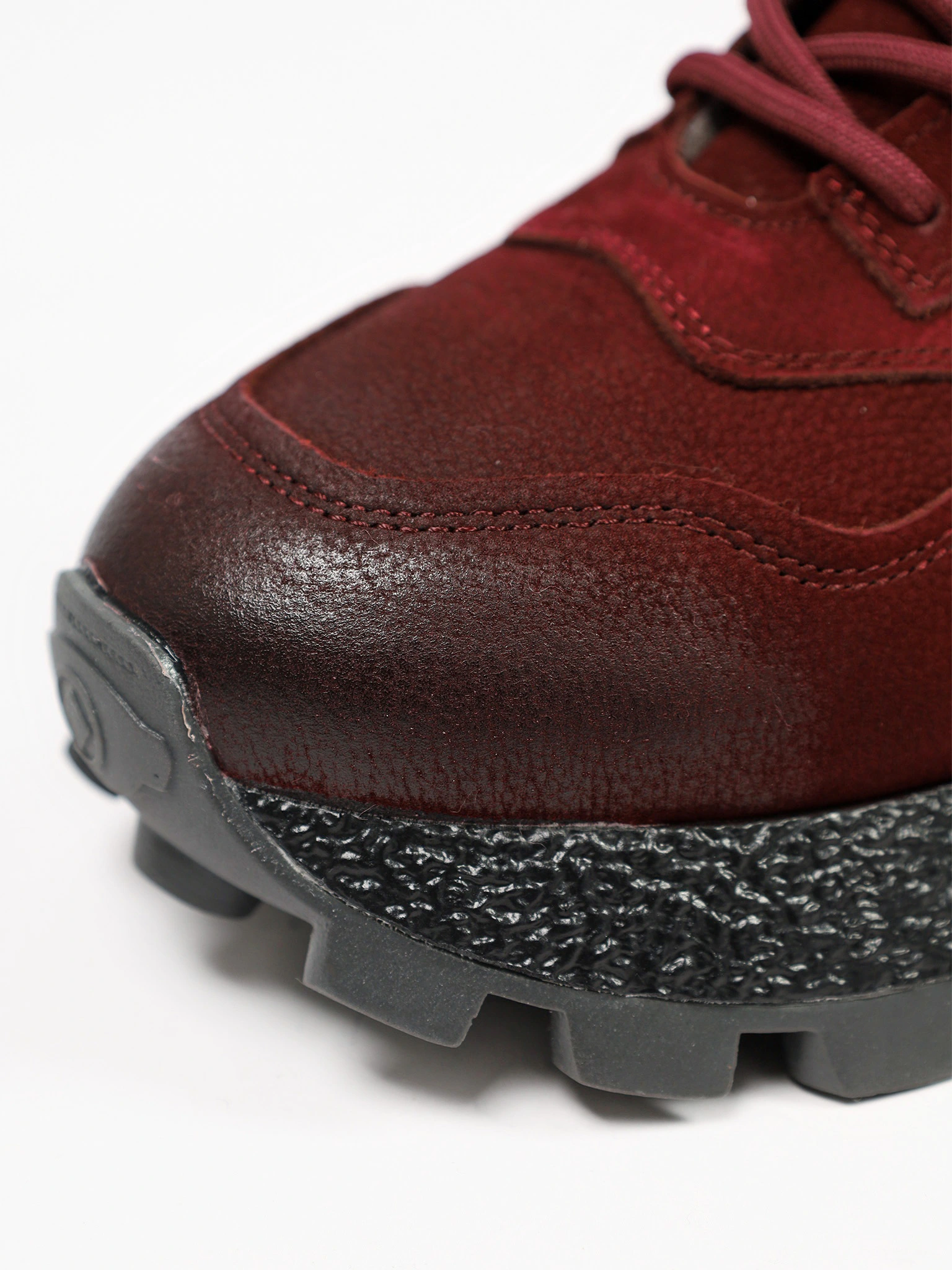 Кроссовки бордового цвета на рельефной подошве